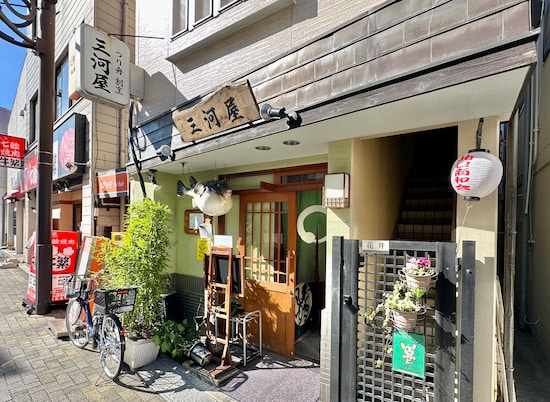 入口横にかかっているフグさんがかわいいお店