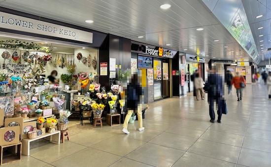 駅改札を降りずに「ペッパーランチ」で食事を済ませた後、花屋でお花を買って改札から出ることも可能