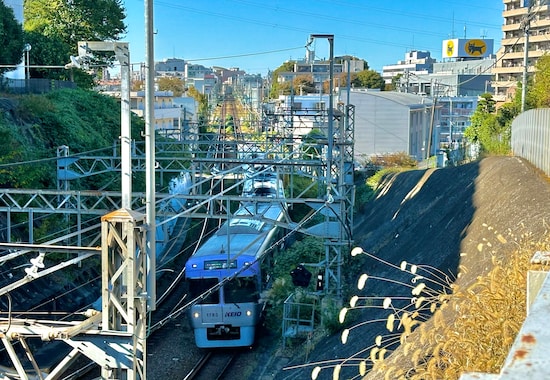 明大前駅の地下ホームに入り込んでいく京王の電車