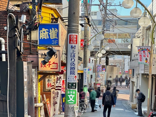 人も街並みもにぎやかな雰囲気を「活気がある」と見るか、「雑然・雑多」と見るか……