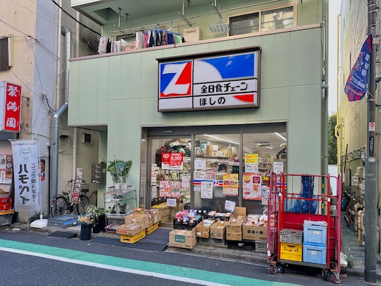 商店街に溶け込むこぢんまりとした店舗規模