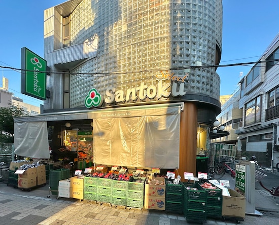 こちらも店先に野菜カゴがズラリ