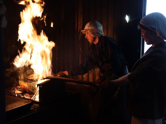 大迫力の「かつおの藁（わら）焼きたたき作り」体験