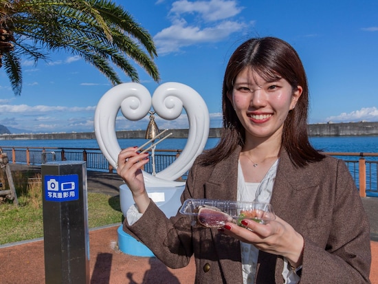 ふぃしゅーな焼津でカツオのたたきをいただく（写真提供＝もれなく富士山キャンペーンPR事務局）