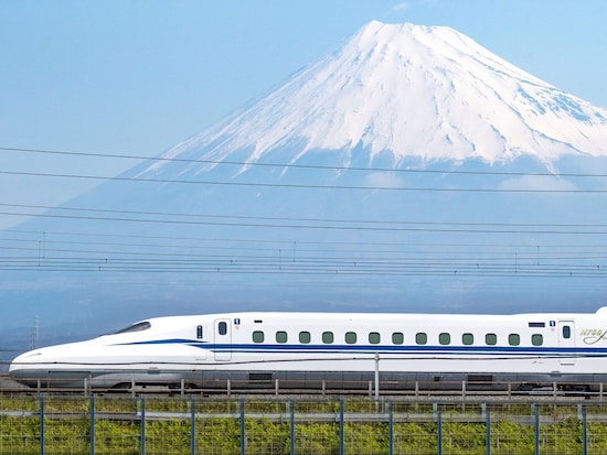 東海道新幹線と富士山。日本を代表する鉄道情景である（写真提供＝JR東海）