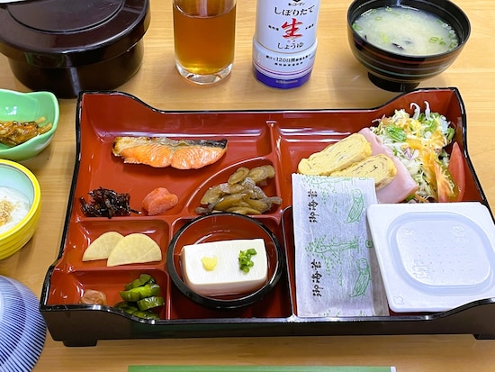 青森県で泊まった上北温泉の旅館。朝食付き1泊6000円ほど