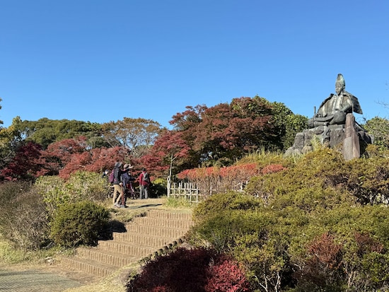 源氏山公園の源頼朝像と紅葉