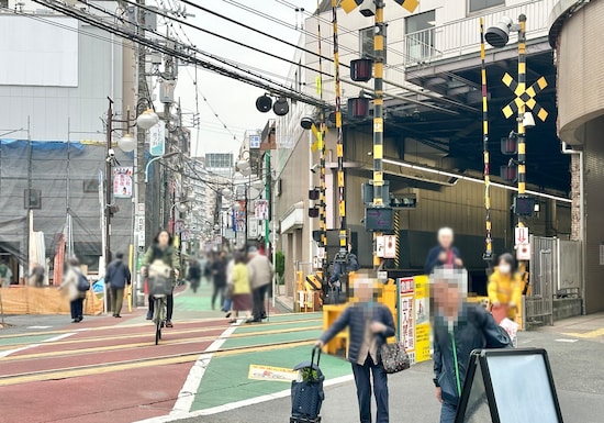 駅から出てすぐ、すごい生活感