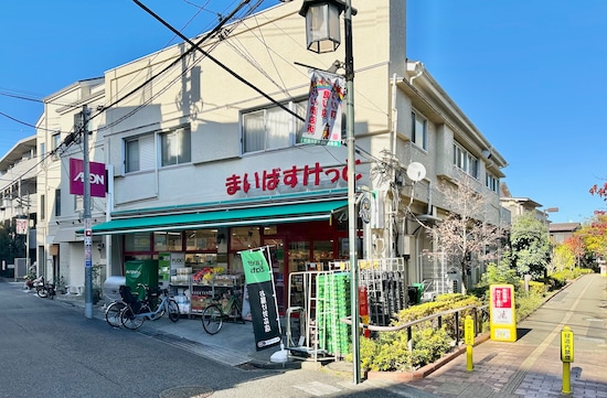 店舗自体は普通の印象ながら、隣に緑があるだけで印象わりと変わりますね