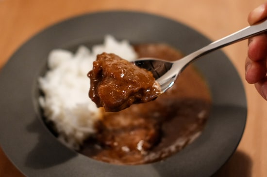 スパイスと赤ワインでマリネされた牛肉がごろごろ