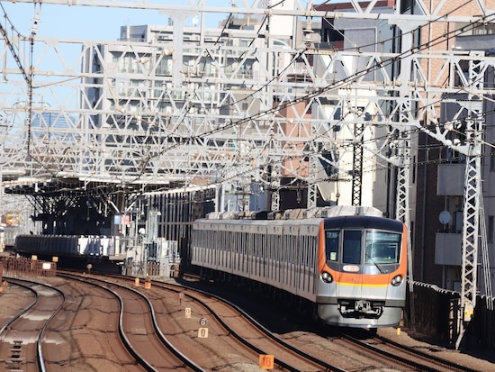 武蔵小杉駅ホームから新丸子方面を見渡した写真。東京メトロ副都心線の電車がやってきた