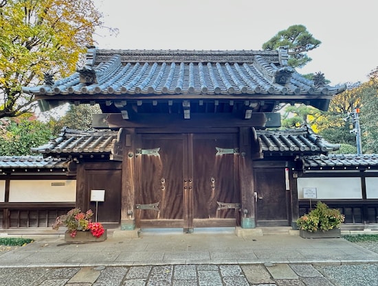 この大掛かりな門扉が、昔から代田地域を見守ってきました