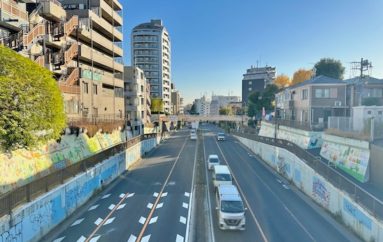 環七の眺めも含めて、世田谷代田の駅前はかなりの開放感