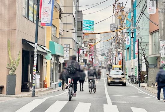 商店街を自転車で軽快に通り過ぎていく人が多い印象