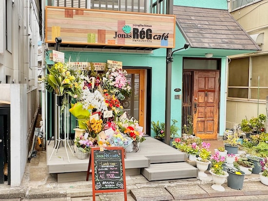 開店記念の花々がキレイ。がんばってください！