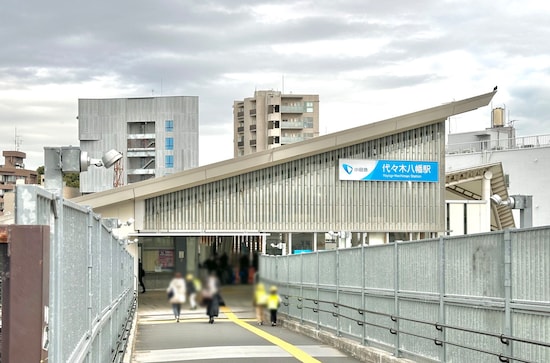 駅西口と八幡橋の間が橋状の通路になっています