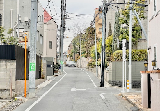 こちらの坂道では大型で高級そうな自家用車を多く見かけます