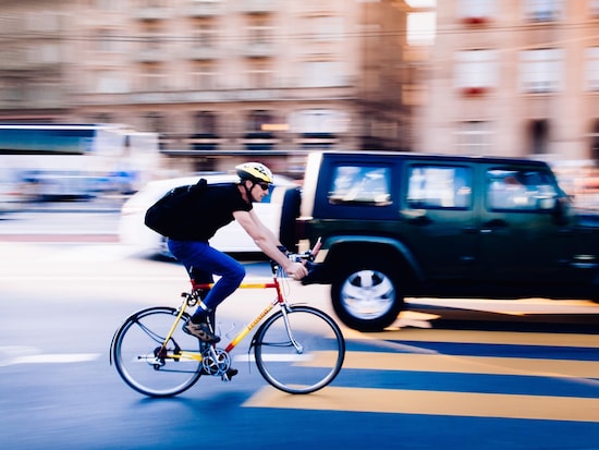 スイス人は自転車通勤　出典元: PixHound / Shutterstock.com