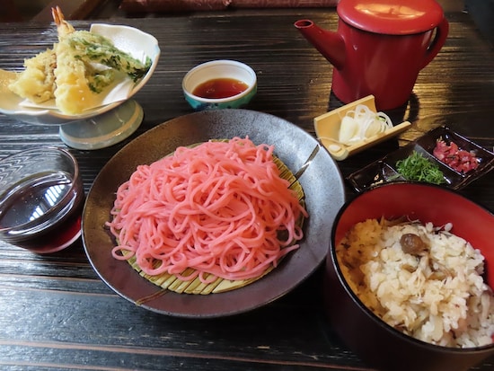 梅が練り込まれた蕎麦が絶品