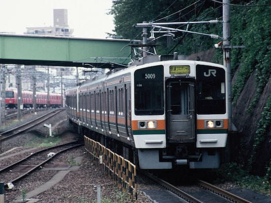 名古屋市内、中央本線・愛知環状鉄道線の金山駅付近を走る臨時列車「エキスポシャトル」（2004～2005年）