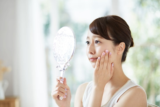 疲れた表情の自分を鏡で見て、さらに疲れが増してしまったという人もいます