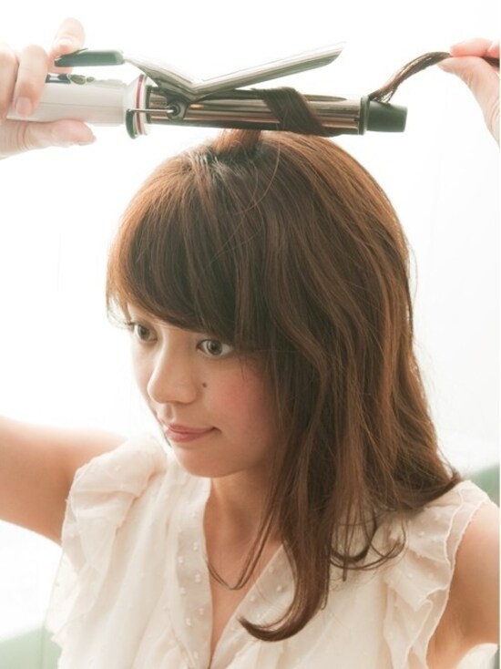 根元から巻いておくと、くしゅっとしたラフな質感が出る