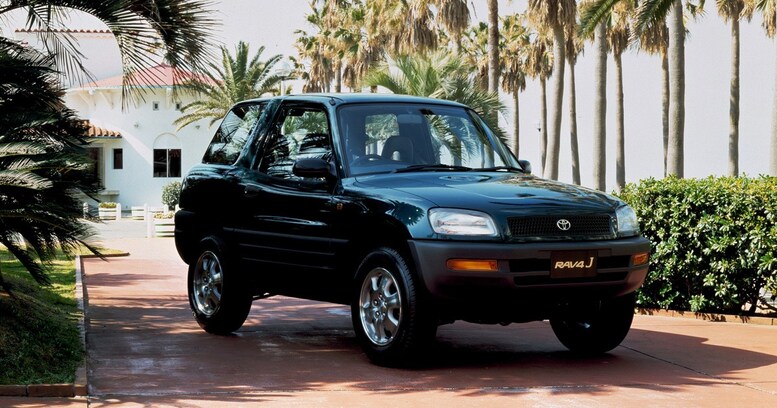 「これは売れるでしょ…」90年代、初代RAV4が大ヒットした納得の理由【中年名車図鑑｜初代 トヨタRAV4】