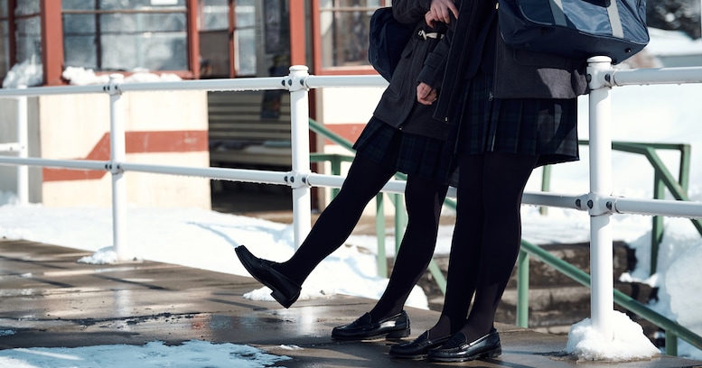 寒い地域なのに女子生徒の黒タイツを認めない校長…伝統にこだわりすぎる姿勢に対して疑問視する声が多発