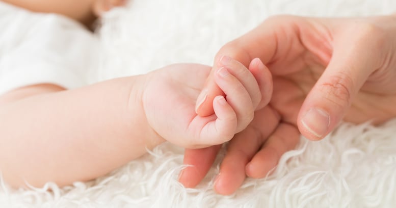 「赤ちゃんのぎゅっと握った手のひら」を簡単にパーにして洗える方法が話題に「やってみたら開いてくれました」「宝物を握りしめてる」