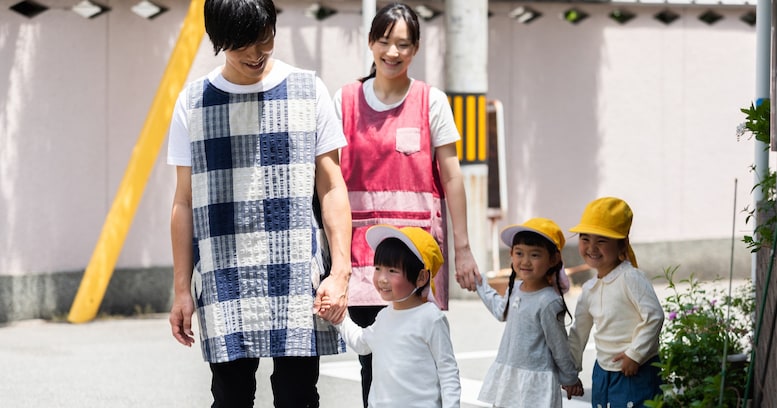 「は～い、お手て挙げて渡ろうね～！」横断歩道を渡る幼稚園児と目が合い…その後の行動にほっこりする人続出「空気を読める」「可愛い光景」