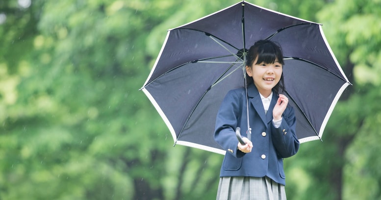「雨傘はいいのになぜ？」 "登下校中の日傘利用" を禁止する小学校 その理由に保護者からは疑問の声続出