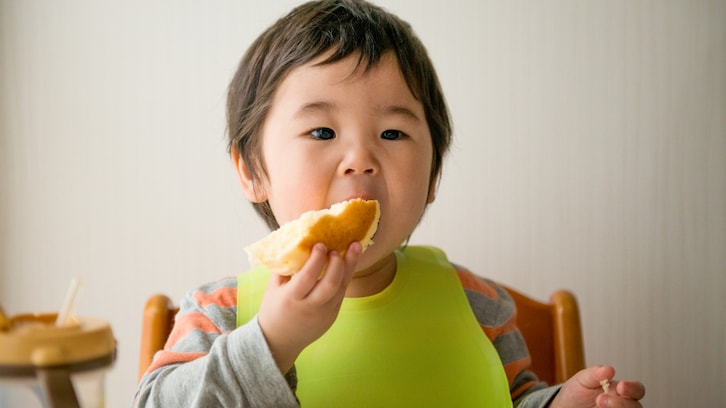 いつも食べ物を残す2歳の息子 ある日パンだけ出してみたら…ツッコミどころ満載のやり取りに癒される