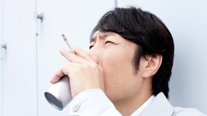 ”男の人が煙草吸ってる姿が好き”という投稿に共感の声が続出！ただし「○○で再生して」がキー？