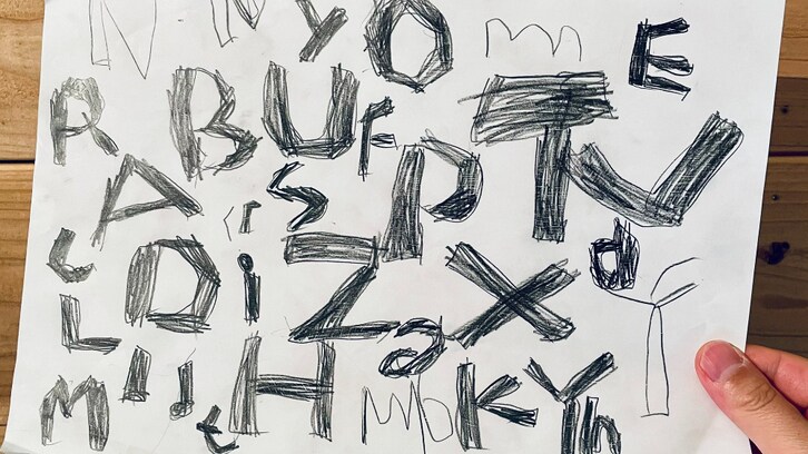 息子が何気なく書いたアルファベットが "まさかの作品" に！親子のクリエイティビティに称賛の声
