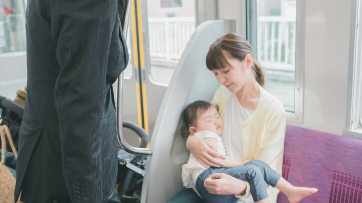 「宣言出ても子どもを連れて…」娘の療育へ通う電車内、向かいの席の夫婦の心無い会話に悲しみの声