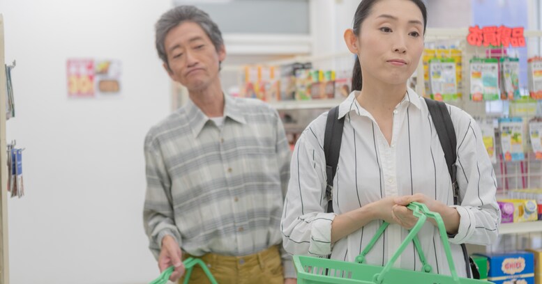 混雑解消のため、新しくレジを開けてくれた店員さん…すると前に並んでいたオジサンが声をかけてきて…？