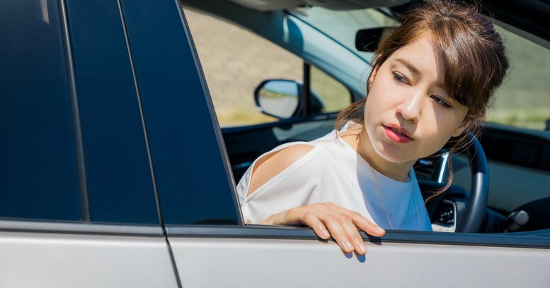 【注意喚起】駐車場から "出た瞬間" に変な音がしたら要注意？ 信じがたい車上荒らしの手口が話題に