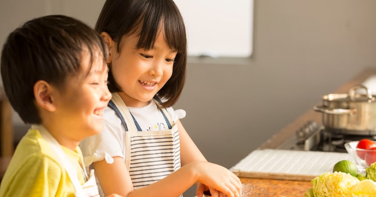 【可愛い】晩ごはんのおかずをキッチンに置いたまま、その場を離れると…子ども達がキッチンに向かい？