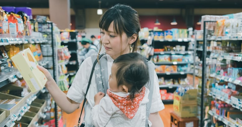 【育児あるある】子どもを抱っこ紐で抱いているのに、買い物中は無意識に…