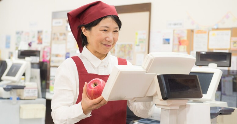 スーパーのレジ担当のおばさまが、商品を「卵さん98円、大根さん98円」と読み上げているのを聞き、笑いを堪えていると…？