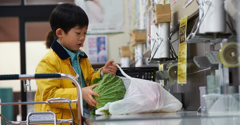 スーパーで子どもが「ママのお手伝いする！」と、商品の袋詰めを始めた！それを見た母親が…？