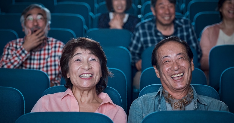 【スカッと】映画館で年寄り夫婦がコソコソ喋っていた！ 上映終了後に文句を言いに行ったら、反論されたが…？