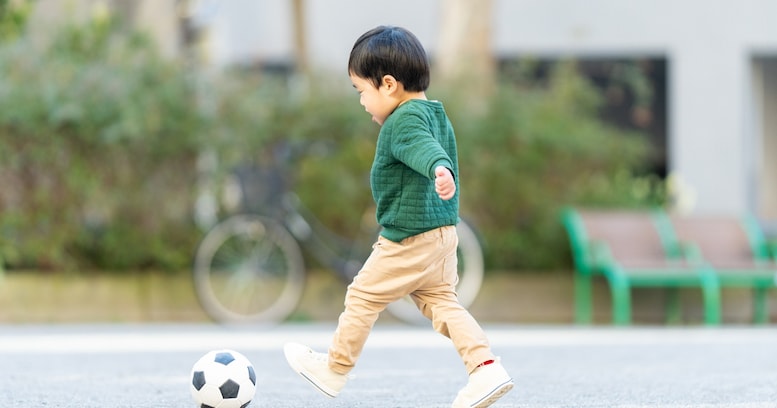 息子とサッカーをしていると、笑顔で見ていたおじさんが息子に駆け寄り、私に聞こえないように…？