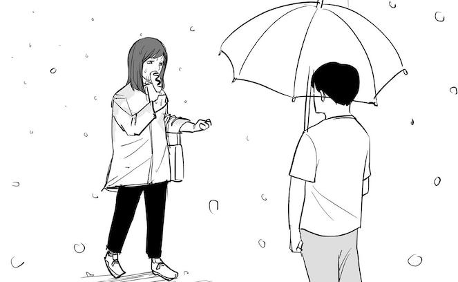 【メンタル強すぎ】雨の中、傘もささずに女性が夢中になっていたものとは…