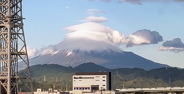 富士山の「笠雲」（2019年12月2日静岡県内で撮影）