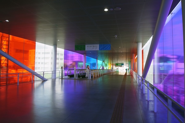 ダニエル・ビュレン《回廊の中で：この場所のための4つの虹 - KENPOKU ART 2016のために》