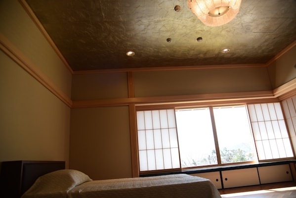 吉田が寝室兼書斎として使用した新館2階の「銀の間」。晩年の吉田はほとんどの時間を新館で過ごした。「銀の間」に隣接する「金の間」は賓客をもてなす応接室として使い、富士山や相模湾の眺望が素晴らしい