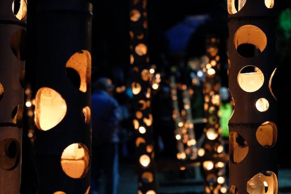 竹を灯篭として加工し、神社参道を照らす「竹アカリ」(2016年撮影　提供：大磯高麗山芸術祭実行委員会)