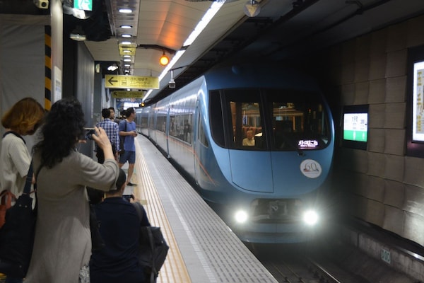 東京メトロ千代田線に乗り入れる「青いロマンスカー」MSE