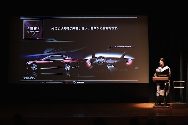 トヨタ自動車、伊藤淳子氏による、プレゼンテーション「LEXUSの世界 匠-Craftsman ship」の様子